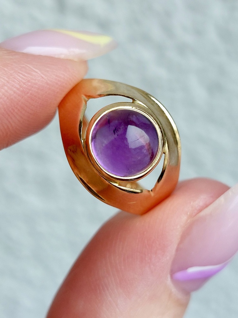 Vintage Swedish 18k Gold Ring with an Amethyst cabochon