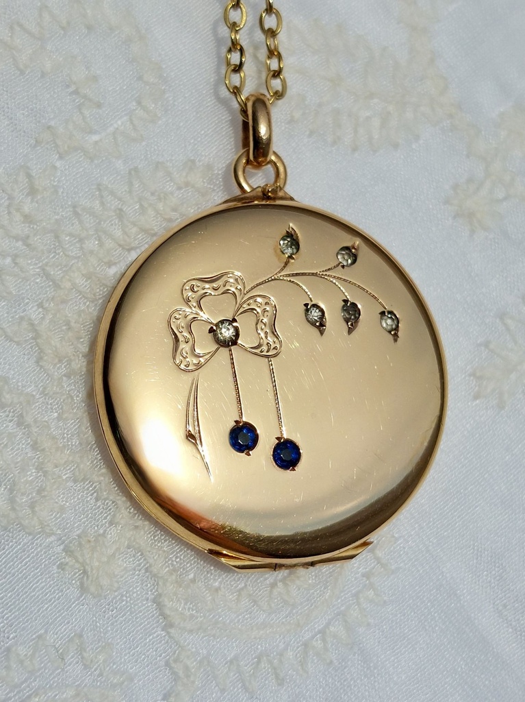Art Nouveau Yellow Gold Locket with a Bow and Rhinestones