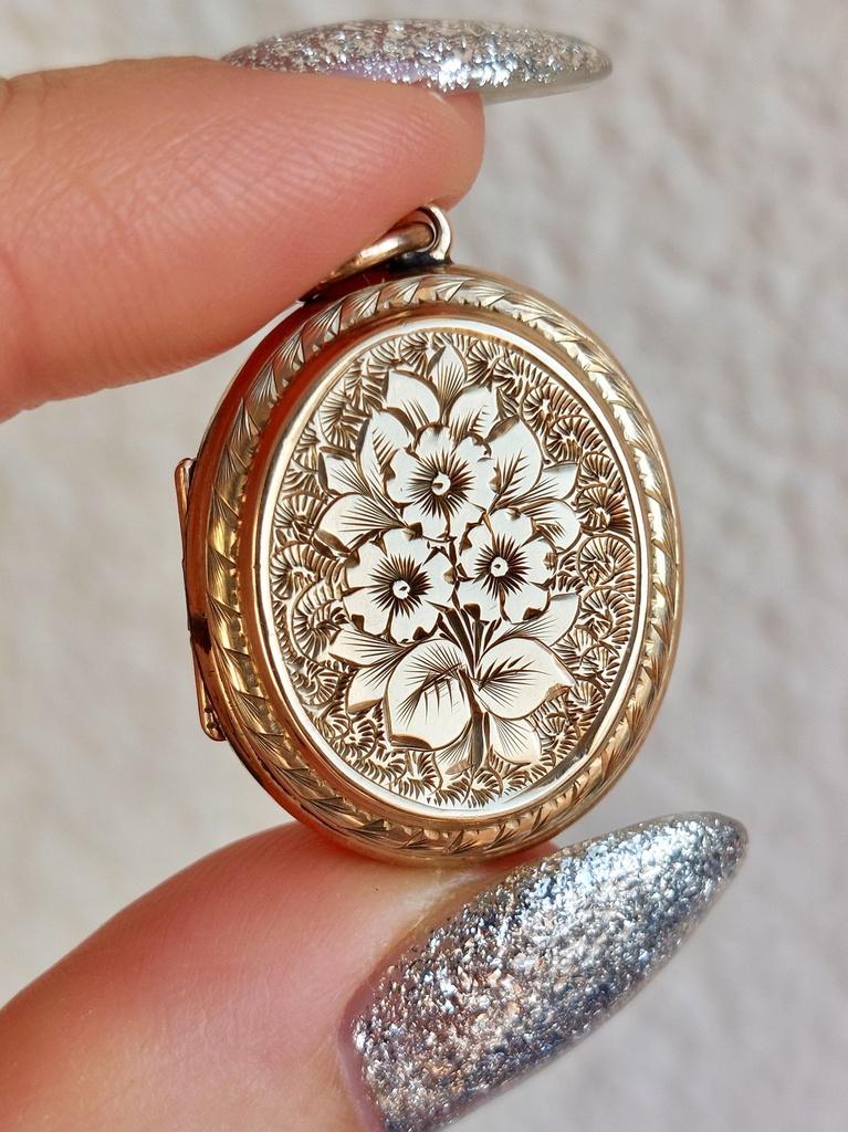 Victorian 9ct back and front Locket with buttercup flowers