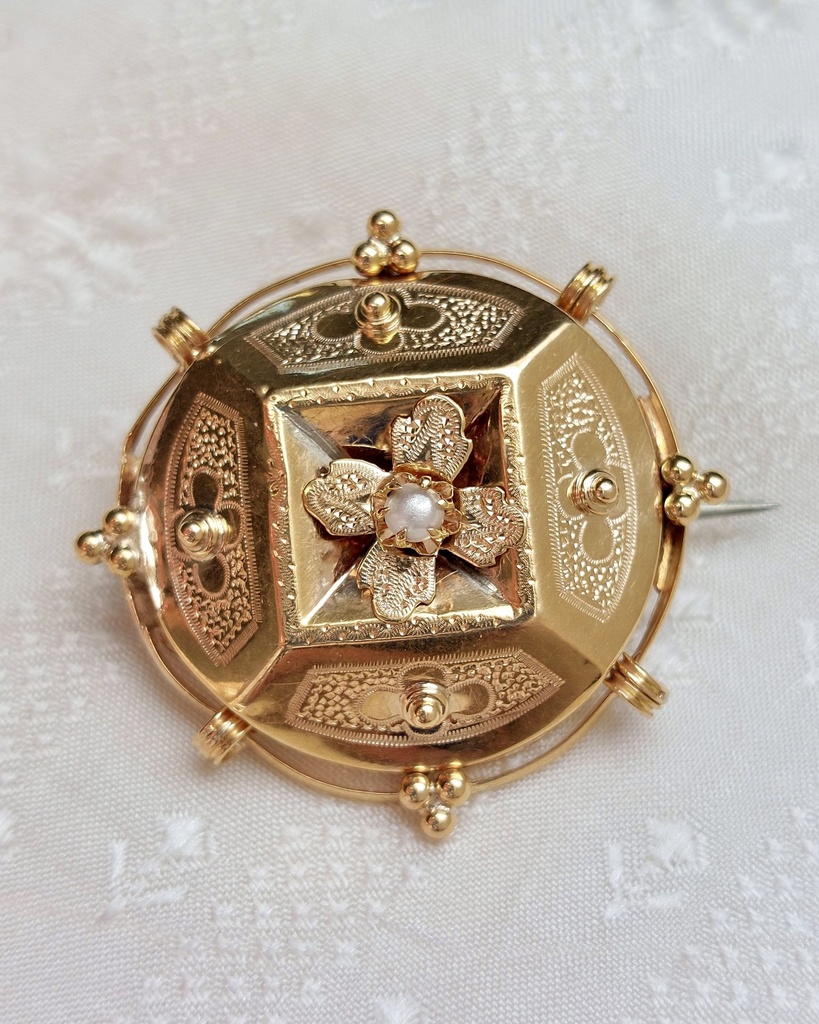 Victorian 18k Gold Brooch with Pearl