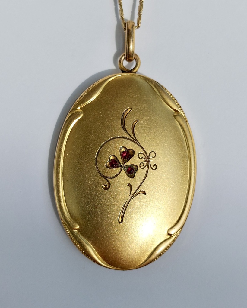 Art Nouveau oval clover pendant with ruby pastes