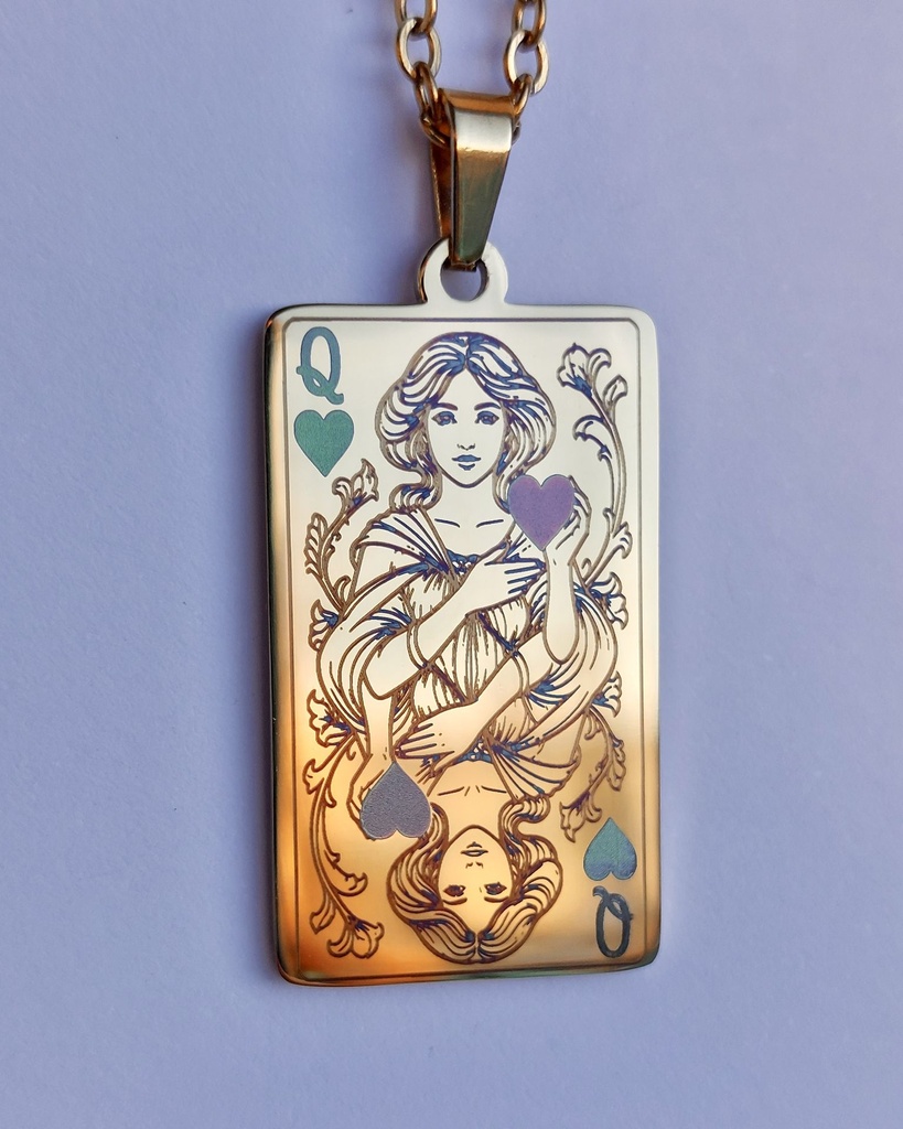 Number 11 - Queen of Hearts Engraved Yellow Gold Pendant