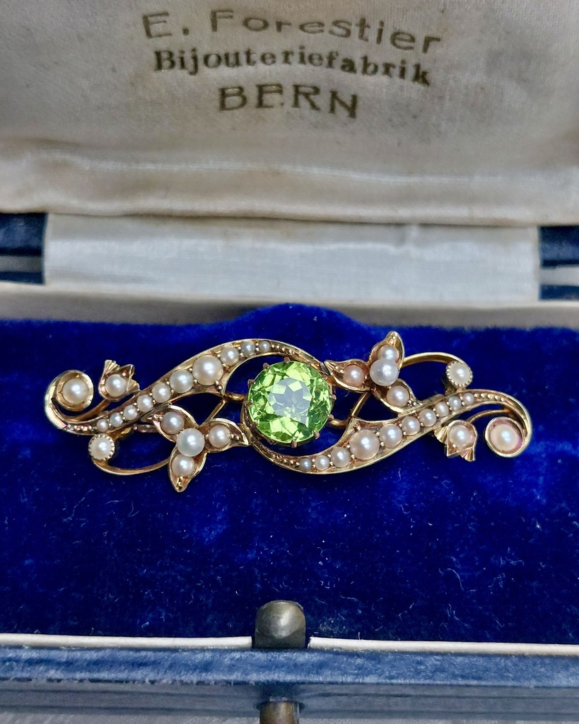 Antique 15k Gold Brooch with Peridot and Seed Pearls
