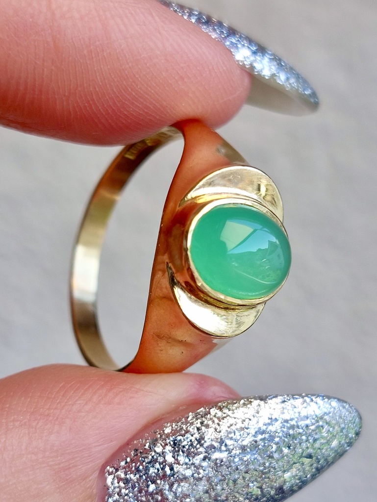 Mid-century 18k Gold Ring with Green Chrysoprase cabochon