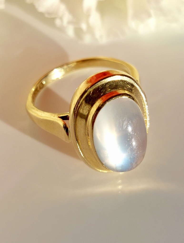Mid-century 18k Gold Ring with a Moonstone cabochon